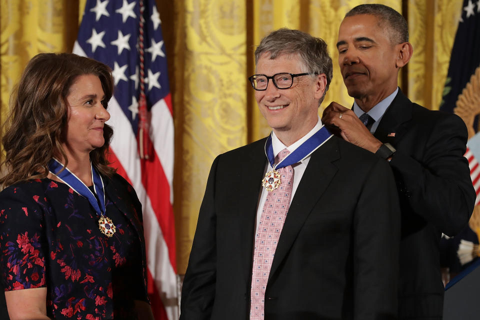<p>Aunque Bill saltó a la fama como fundador de Microsoft, su exmujer no se ha quedado atrás y también ha tenido una carrera brillante llena de reconocimientos. Ambos recibieron la Medalla Presidencial de la Libertad en 2016 y, un año después, fueron nombrados Comandantes de la Legión de Honor de Francia. (Foto: Chip Somodevilla / Getty Images)</p> 