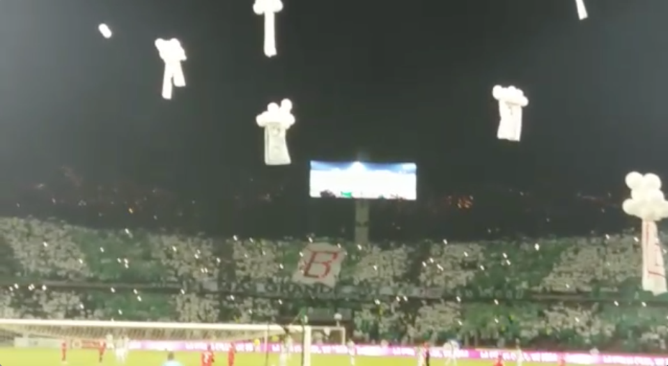 Los aficionados de Atlético Nacional amarraron plásticos marcados con una ‘B’ a globos inflados con helio.