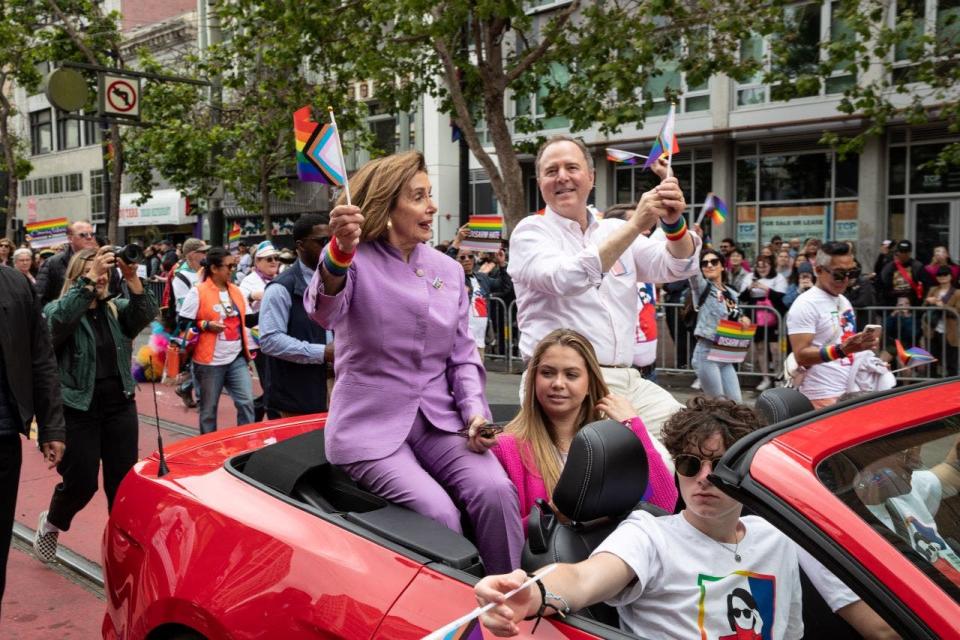 Adam Schiff en el Desfile del Orgullo