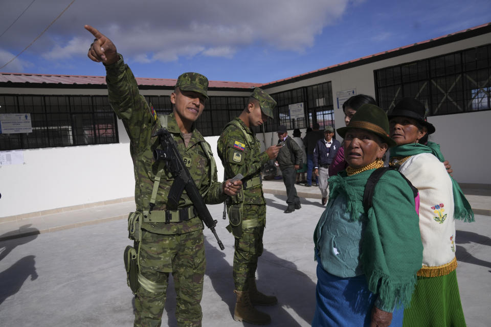 Votantes llegan a un centro de votación para la segunda vuelta de las elecciones presidenciales de Ecuador, en la localidad de Cangahua, el domingo 15 de octubre de 2023. (AP Foto/Dolores Ochoa)