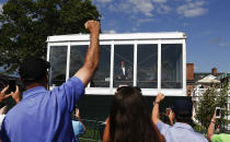 <p>Keine Wachsfigur: Die Figur im Glashaus ist der leibhaftige Donald Trump. Der US-Präsident verfolgt aus der Loge auf einem seiner Golfplätze im Bundesstaat New Jersey den Beginn des U. S. Women’s Open Golf Tournament. (Bild: AP Photo/Carolyn Kaster) </p>