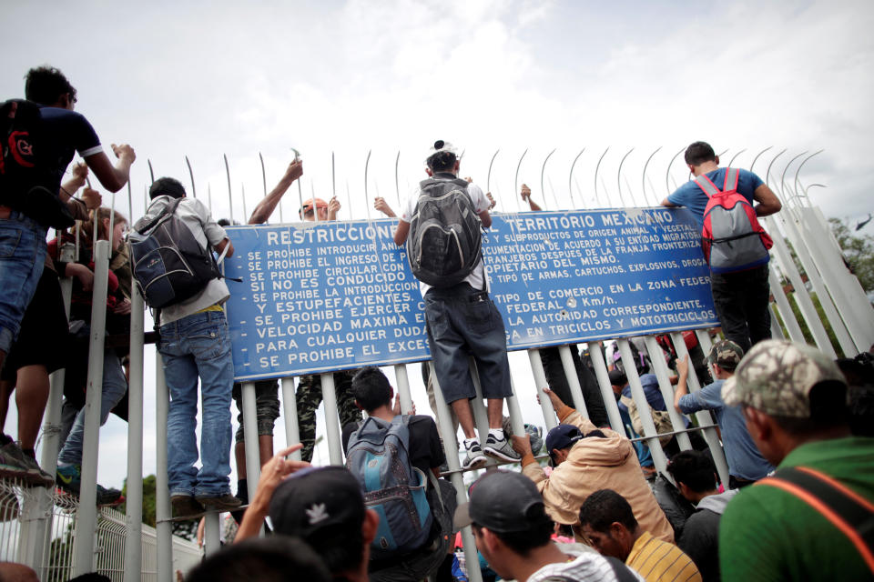 FOTOS | Así rompieron los migrantes el cerco fronterizo para entrar a México