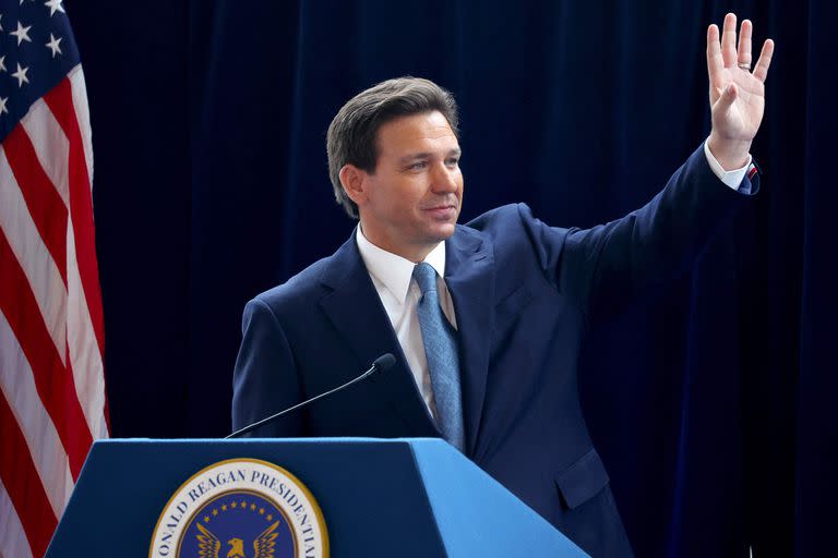 El gobernador de Florida Ron DeSantis saluda a la multitud después de hablar sobre su nuevo libro The Courage to Be Free en el Pabellón Air Force One de la Biblioteca Presidencial Ronald Reagan el 5 de marzo de 2023 en Simi Valley, California.