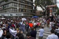 Asisten miles de personas a la marcha de la Estela de Luz al Monumento a la Revolución que fue convocada por los integrantes del movimiento #Yo Soy 132, para protestar en contra de la elección de Enrique Peña Nieto, candidato del PRI a la presidencia de la república y virtual ganador de la jornada electoral que se realizo el día de ayer. Durante la marcha, algunas personas salían de los edificios o bajaban de sus autos y lanzaban consignas y otros con carteles para apoyar la marcha.