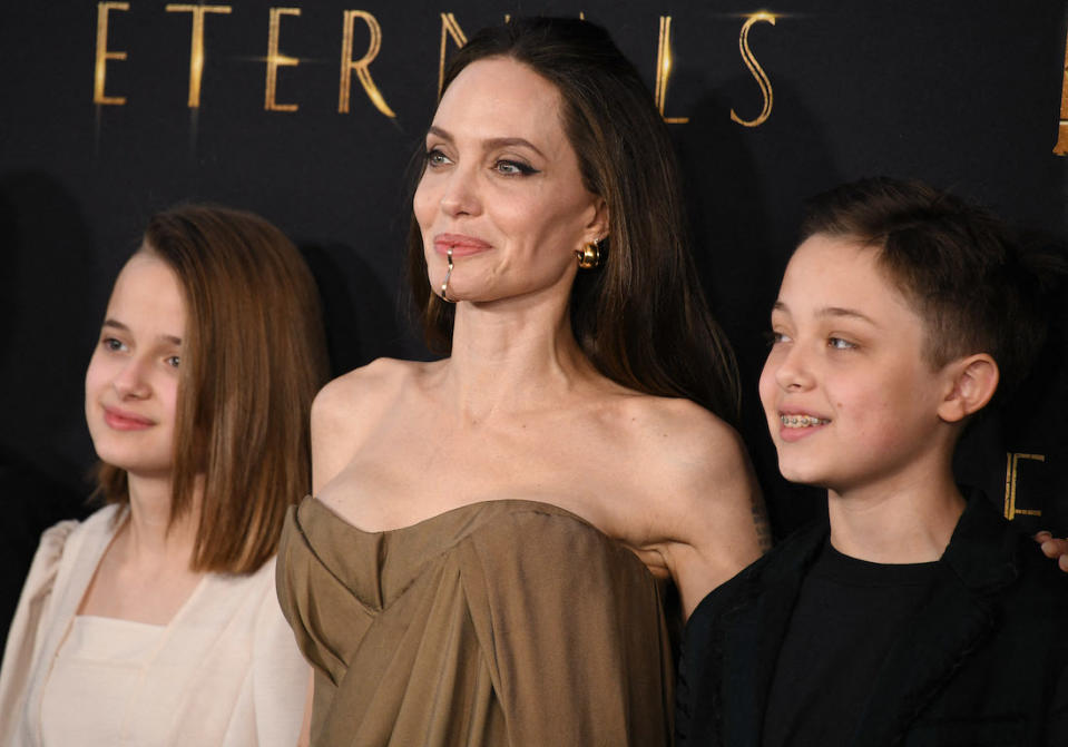 Vivienne et Knox entourant Angelina Jolie