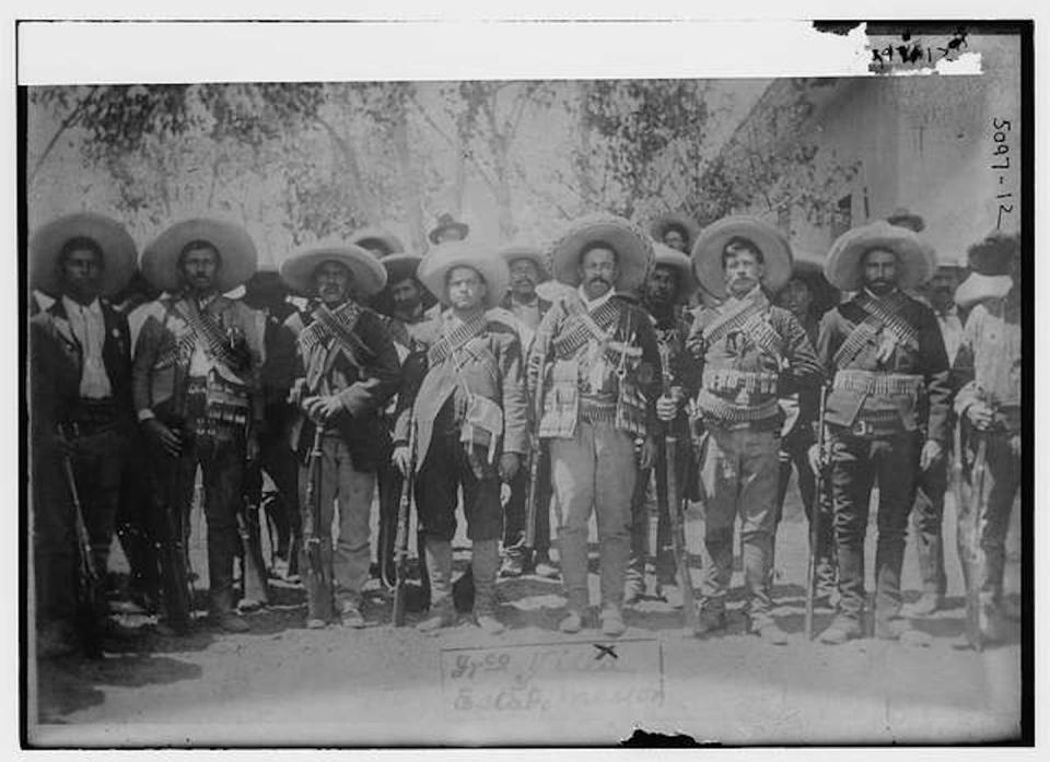 Foto de Francisco ‘Pancho’ Villa (en la X), Calixto Contreras (4º por la izquierda) y Fidel Avila (3º por la derecha), en la Hacienda de Bustillos, Chihuahua (1911). <a href="https://loc.getarchive.net/media/pancho-villa-and-staff-eaa9d7" rel="nofollow noopener" target="_blank" data-ylk="slk:Bain Collection / Library of Congress;elm:context_link;itc:0;sec:content-canvas" class="link ">Bain Collection / Library of Congress</a>