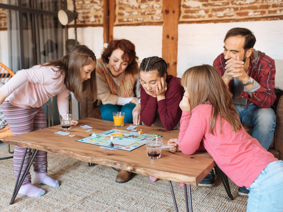 Mit der ganzen Familie ein Brettspiel spielen, ist ein toller Zeitvertreib (Bild: Shutterstock / David Prado Perucha)