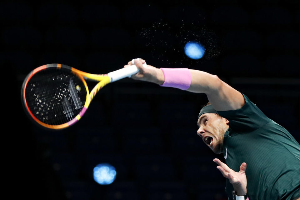 El español Rafael Nadal realiza su saque ante el griego Stefanos Tsitipas el jueves 19 de noviembre de 2020, en un duelo de la Copa Maters en Londres (AP Foto/Frank Augstein)