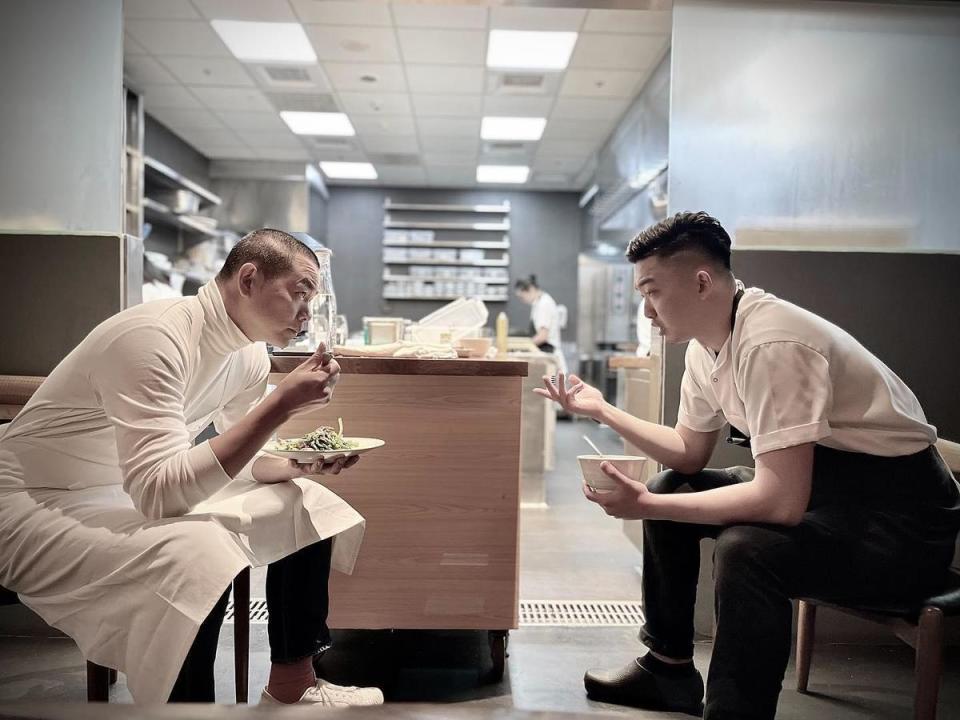 江振誠（左）重披戰袍，偕手新任主廚Ben（右）帶領廚房團隊。（RAW提供）