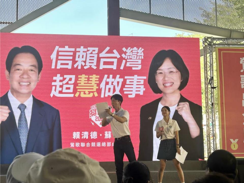 2023年11月5日新北市／立委蘇巧慧造勢大會找人氣王吳崢拉票，稱讚吳崢（左一）是位年輕有想法的立委候選人，。（劉瑋晴攝）