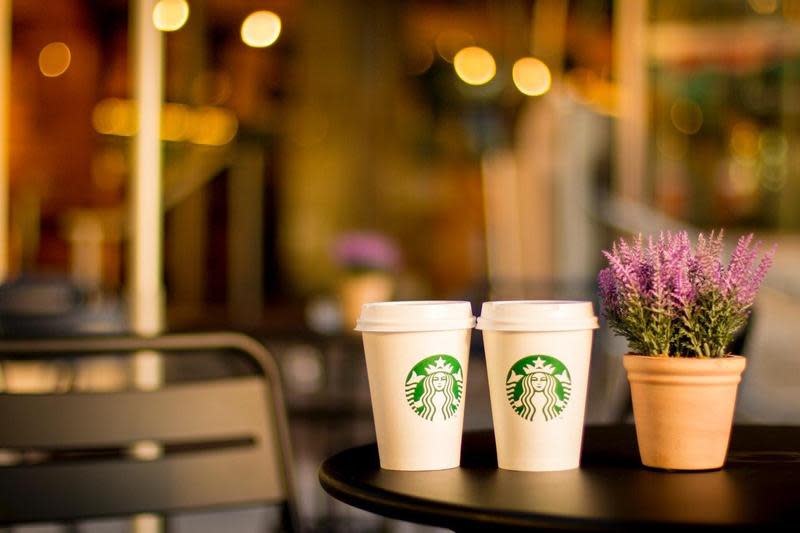 星巴克、路易莎等連鎖咖啡店今（17）日推出各項優惠，讓上班族們工作充滿元氣。（示意圖，Pexels）