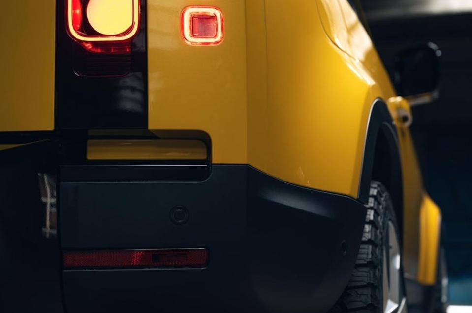 車身顏色為Sunbeam Yellow，並配有黑色的防滾籠、引擎蓋板和側面進氣口等。裝備了手工製作的布質頂蓬，並可電動開關。