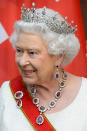 <p>Queen Elisabeth II. kann natürlich nicht immer ihre prunkvollen Kronjuwelen tragen und so greift sie bei Auftritten im Ausland auf andere Kopfbedeckungen zurück. Die Tiara namens The Girls of Great Britain and Ireland befindet sich schon lange im Besitz des britischen Königshauses. Die Queen bekam das Stück von ihrer Großmutter geschenkt. (Foto: Getty) </p>