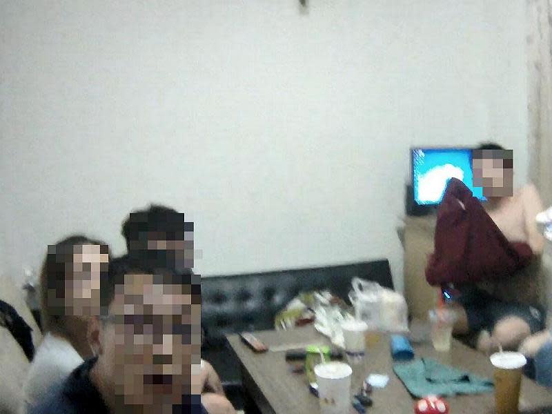 警方於現場查獲4男2女吸食三級毒品K他命。（圖／記者郭政隆翻攝）