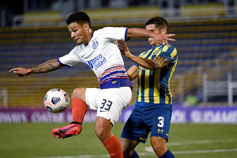 Rosario Central's Lautaro Blanco (R) and San Lorenzo's Alexander Diaz vie for the ball during the Copa Sudamericana football tournament all-Argentine group stage match at the Gigante de Arroyito stadium in Rosario, Argentina, on April 28, 2021. (Photo by MARCELO MANERA / AFP)