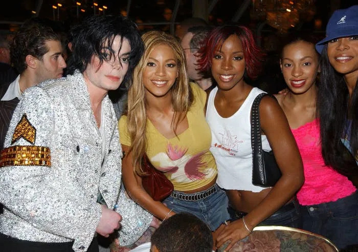 Beyoncé de pie junto a Michael Jackson, Kelly Rowland, Michelle Williams y Solange