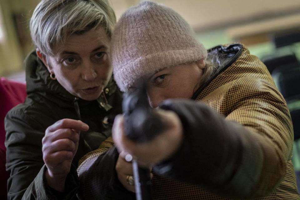 Ukrainische Zivilisten erhalten in den Außenbezirken von Lwiw  in der Westukraine eine Waffenausbildung. 7. März 2022