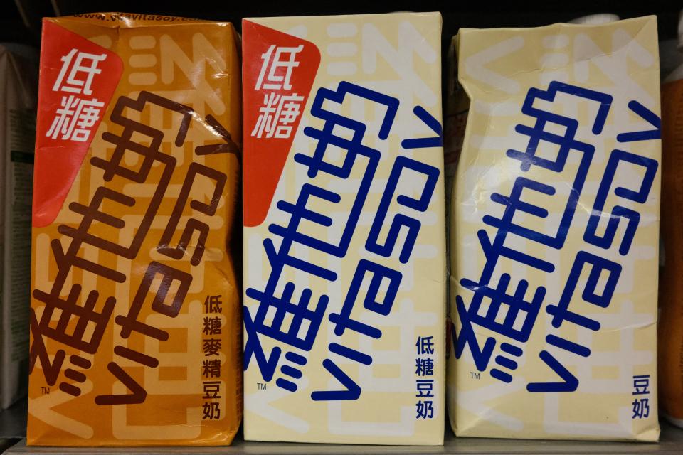 維維豆奶從名稱到產品包裝都向維他奶「致敬」。