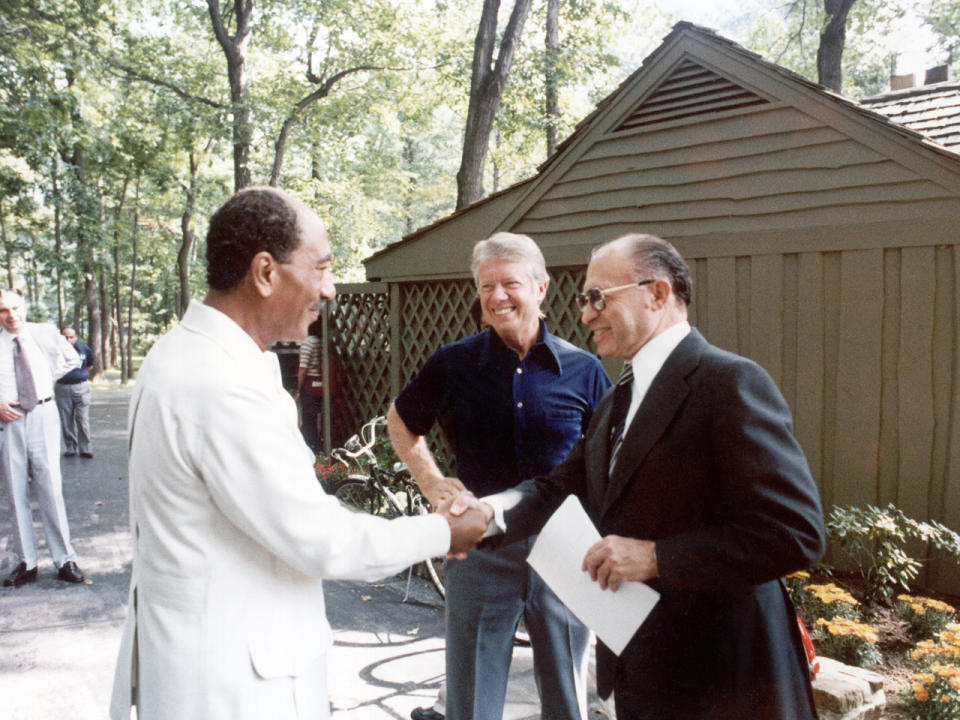 <p><span>Das Camp-David-Abkommen wurde am 17. September 1978 nach zunächst geheimen Verhandlungen zwischen Israels Ministerpräsidenten Begin und Ägyptens Präsident Sadat unter Vermittlung von US-Präsident Carter geschlossen. Grundlage hierfür war die Resolution 242 des UN-Sicherheitsrates. Das Abkommen sollte zur Friedenssicherung im Nahen Osten beitragen und führte letztendlich zum israelisch-ägyptischen Friedensvertrag. Im Camp-David-Abkommen wurde festgelegt, dass der Gazastreifen und das Westjordanland einen fünfjährigen Autonomiestatus bekommen sollten, erst danach sollte eine endgültige Regelung getroffen werden. Israel verpflichtete sich, die legitimen Rechte des palästinensischen Volkes anzuerkennen. (Bild-Copyright: CAMERA PRESS/Karl Schumacher/ddp images)</span> </p>