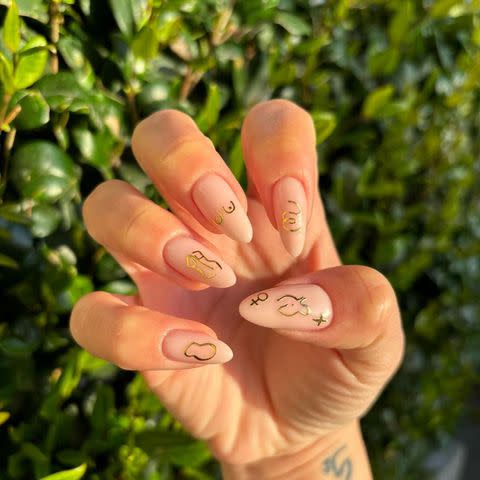 <p><a href="https://www.instagram.com/rachelsuenails/" data-component="link" data-source="inlineLink" data-type="externalLink" data-ordinal="1">rachelsuenails</a></p>