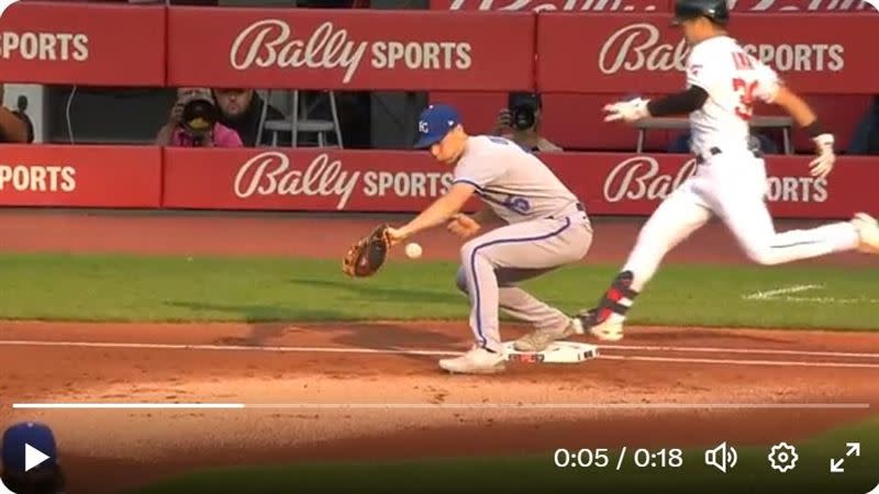 皇家一壘手達菲（Matt Duffy）手套被傳球穿破，出局變成上壘。（圖／翻攝自MLB推特）