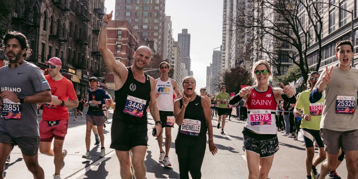 a group of people running in a marathon