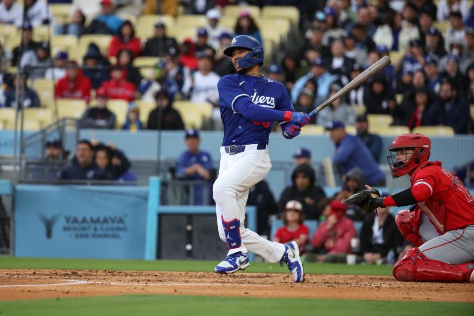 La estrella de los Dodgers, Mookie Betts, batea contra los Angelinos el domingo en el Dodger Stadium.