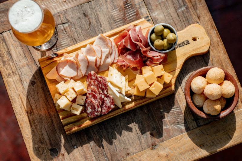 Para disfrutar con una cerveza fría al aire libre, en las terrazas o en sus mesitas de la vereda.