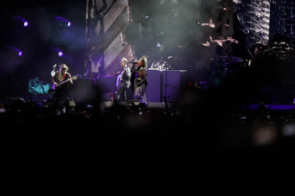 My Chemical Romance durante su concierto en el festival Corona Capital en la Ciudad de México el 18 de noviembre de 2022. Al centro el vocalista Gerard Way. (Foto AP/Eduardo Verdugo)