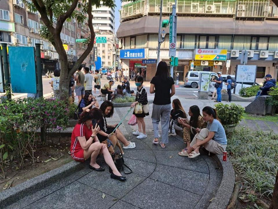 台灣發生大地震，旅客都躲到公園或路上。（ 陳君瑋攝）