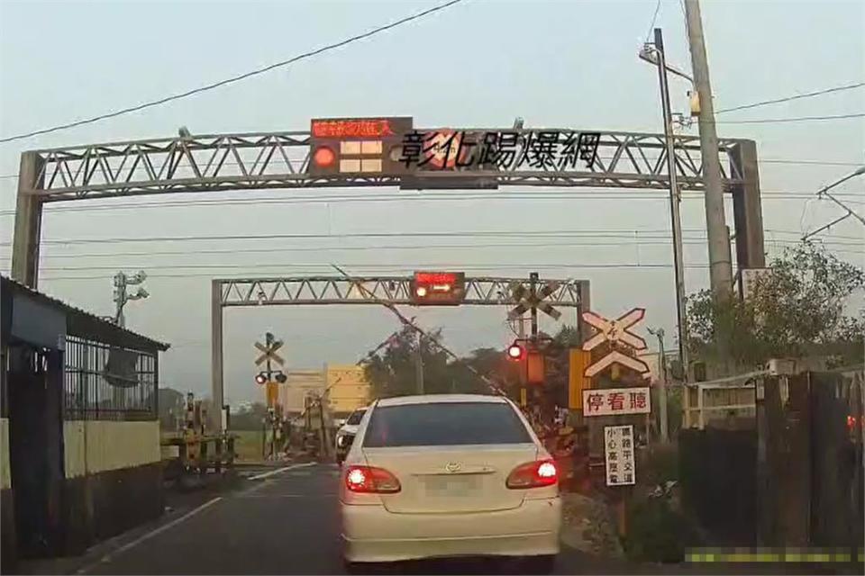 快新聞／休旅車卡鐵軌！ 熱心駕駛衝下車抬柵欄拯救 脫困後火車快速駛過