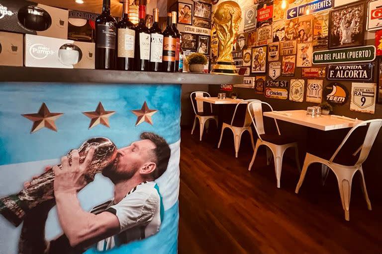 La imagen de Messi preside la barra de un restaurante en Miami