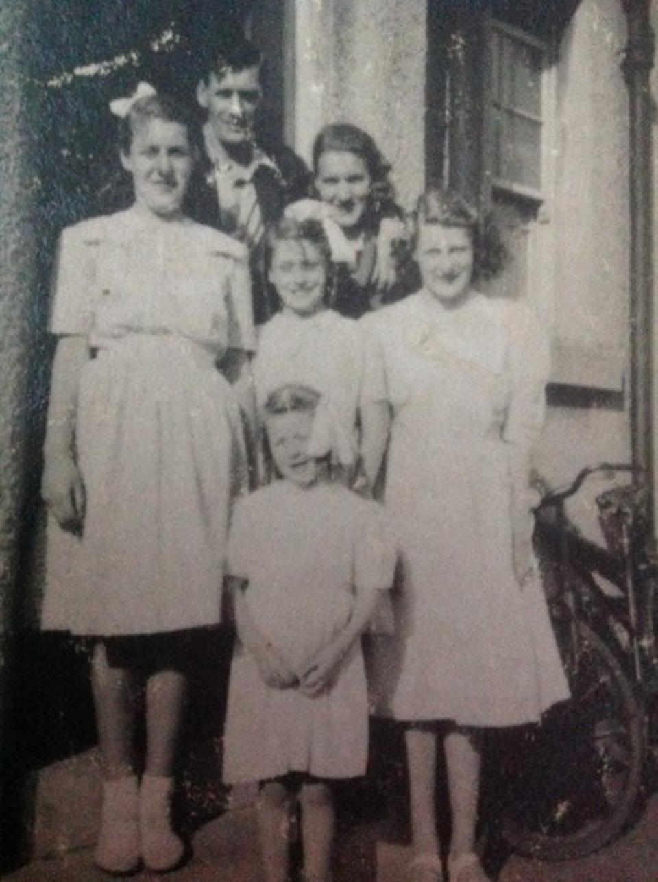 Irene Gresty (right, at front) outside her childhood home (Bield / SWNS)