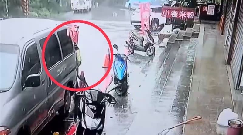 男子用身體擋車，沒過多久就被輾過。（圖／翻攝畫面）