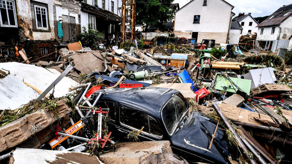 Escombros de casas y automóviles después de las inundaciones en Schuld, Alemania, el 15 de julio de 2021