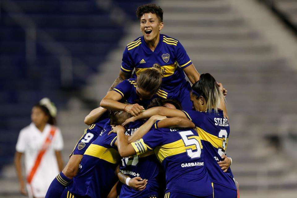 Boca volvió a golear a River y celebró en la final del fútbol femenino, en Vélez