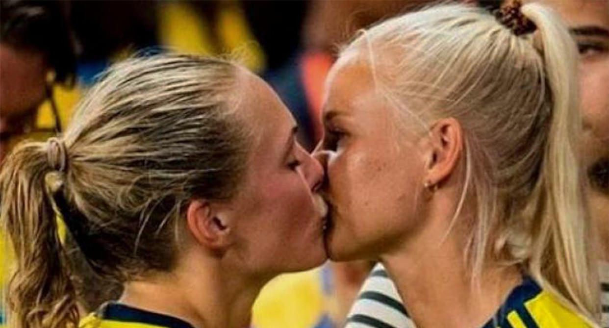 Magdalena Eriksson y Pernille Harder besándose durante el Mundial de Francia (Foto: La Nación)