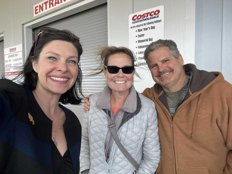 La concejala de Sacramento Lisa Kaplan (a la izquierda) sonriendo con los habitantes de Natomas Elena, de 52 años, y Dave Murphy, de 56, que esperaban en la fila del nuevo Costco el miércoles. La tienda abrió el jueves en la mañana. Lisa Kaplan