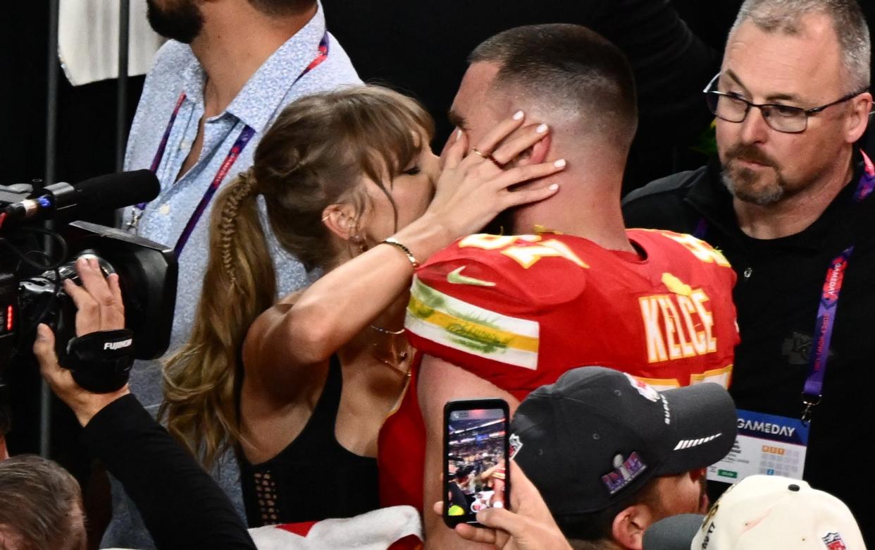 Taylor Swift shares a kiss with boyfriend Travis Kelce