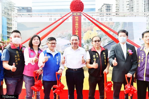 新店唯一前瞻停車場綠湖公園地下停車場一一一年完工啟用，新北市長侯友宜（圖中）出席動土盼工程如期完工。（記者蘇春瑛攝）