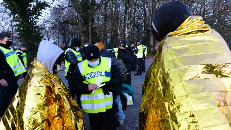 Stundenlang waren die Ordnungskräfte auf dem Gelände im Einsatz. Sie sicherten die Umgebung ab und verteilten Desinfektionsmittel und Masken. Foto: dpa