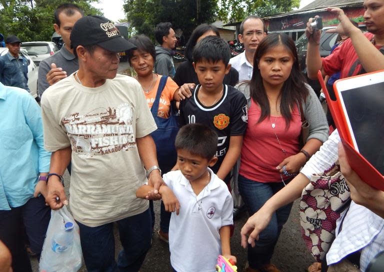 Children of Filipina drug convict and death row prisoner Mary Jane Veloso, Mark Darren, 6 (lower front C), Mark Daniel, 12 (C), and other relatives arrive in Cilacap to visit Nusakambangan maximum security prison island on April 25, 2015