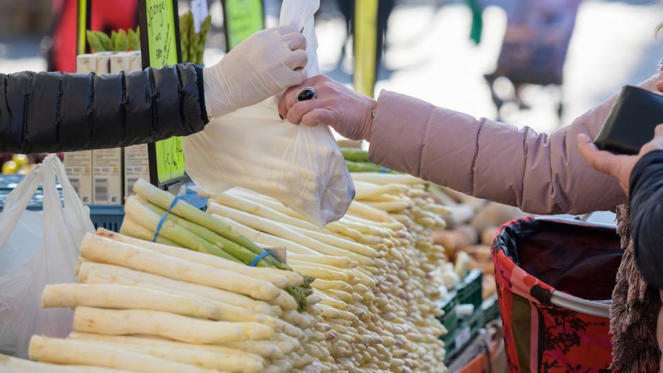 Spargel-Verkauf auf einem Markt in Mainz.