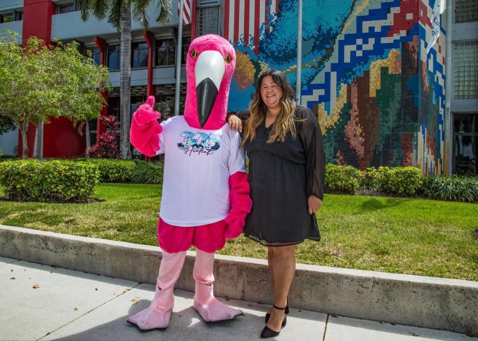 La directora de comunicaciones de Hialeah, Alice Arrieta, posó con Leah, la flamenco de Hialeah, la mascota oficial de la ciudad, frente al Ayuntamiento, el martes 17 de abril de 2024.