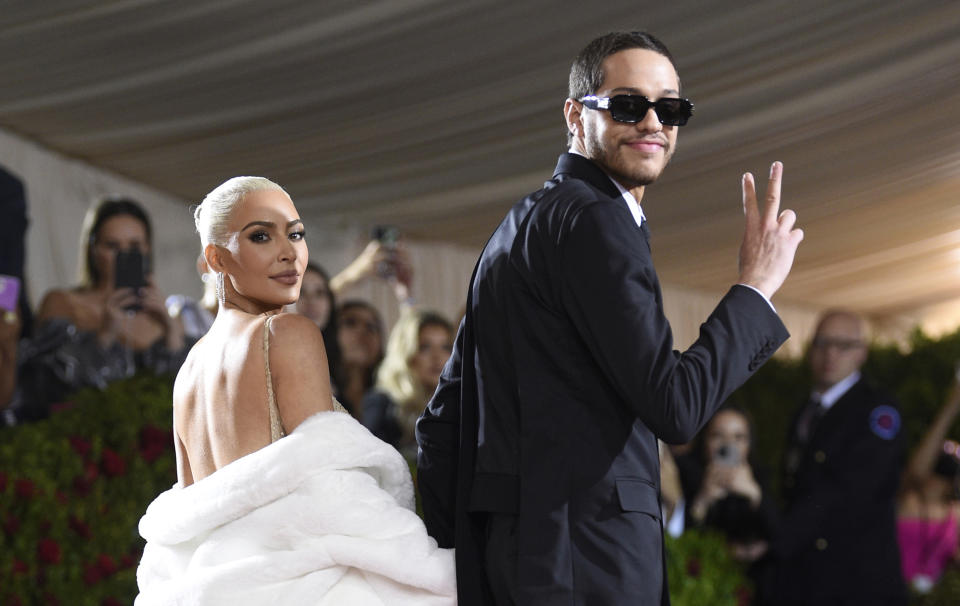 Kim Kardashian, izquierda, y Pete Davidson llegan a la gala a beneficio del Instituto del Vestido del Museo Metropolitano de Arte para celebrar la inauguración de la exposición "In America: An Anthology of Fashion" el lunes 2 de mayo de 2022 en Nueva York. (Foto Evan Agostini/Invision/AP)