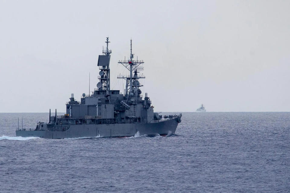 馬公軍艦（1805）監控共艦西安軍艦（DDG-153）。（圖／國防部提供）