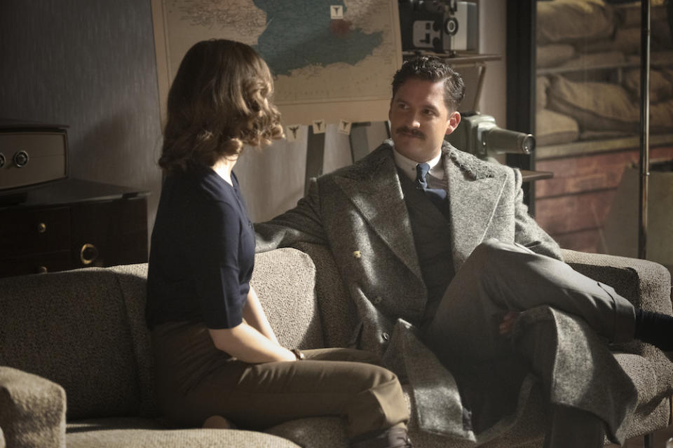 Thomas (Ben Aldridge) and Martha (Emma Paetz) in Pennyworth. (PHOTO: Warner TV) 