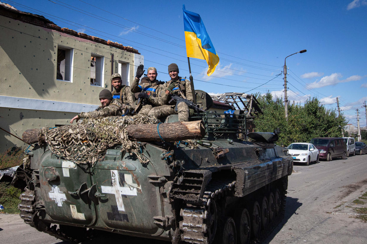 IZIUM, UKRAINE - 2022/09/19: Ukrainian soldiers ride in an armored tank in the town of Izium, recently liberated by Ukrainian Armed Forces, in the Kharkiv region. Russian troops occupied the town of Izium on April 1, 2022. (Photo by Oleksii Chumachenko/SOPA Images/LightRocket via Getty Images)