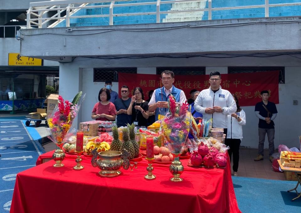 桃園市替代役役男住宿中心修繕工程今日上午在桃園巨蛋田徑場前舉行開工祈福儀式。圖：民政局提供