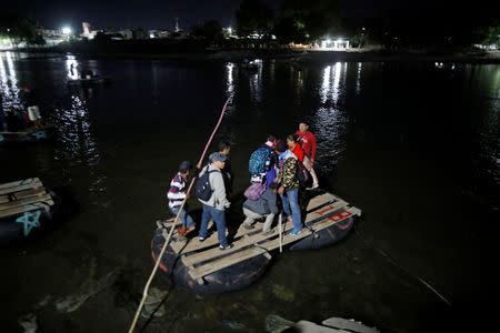 People belonging to a caravan of migrants from Honduras en route to the United States, cross the Suchiate river to Mexico from Tecun Uman, Guatemala, January 18, 2019. REUTERS/Jose Cabezas